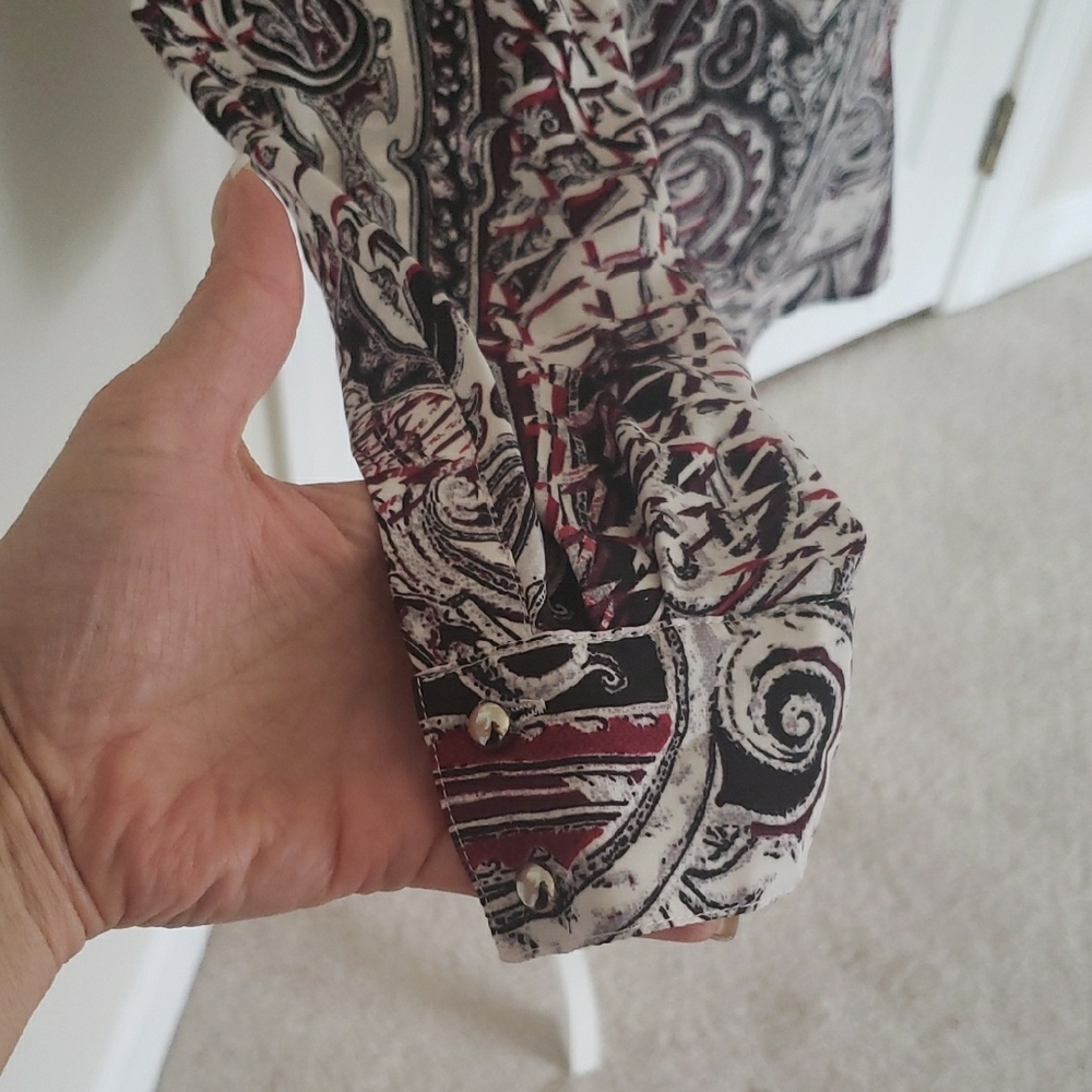 WHBM Patterned V-Neck Top - Picture 3 of 6